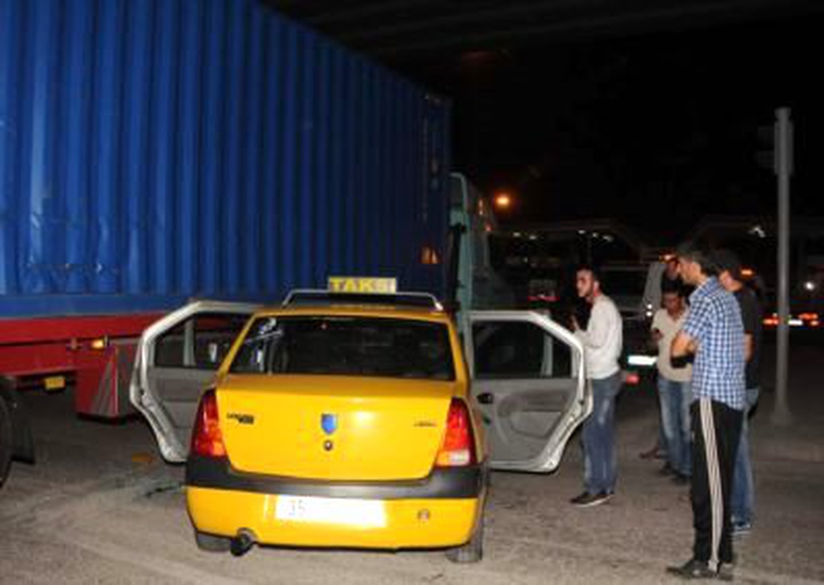İzmir'de Taksi Tır'ın Altına Girdi: 5 Yaralı