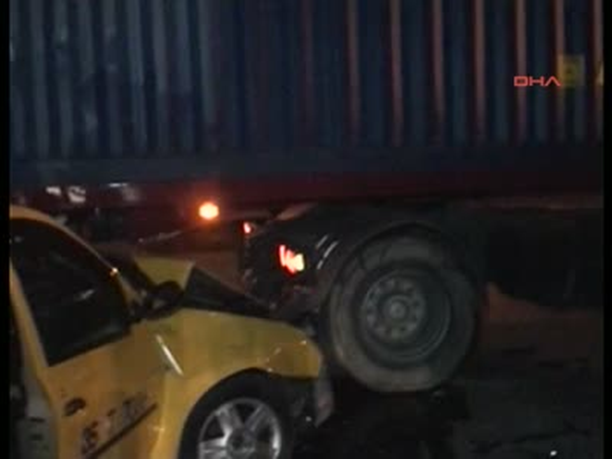 İzmir\'de Trafik Kazası: 5 Yaralı