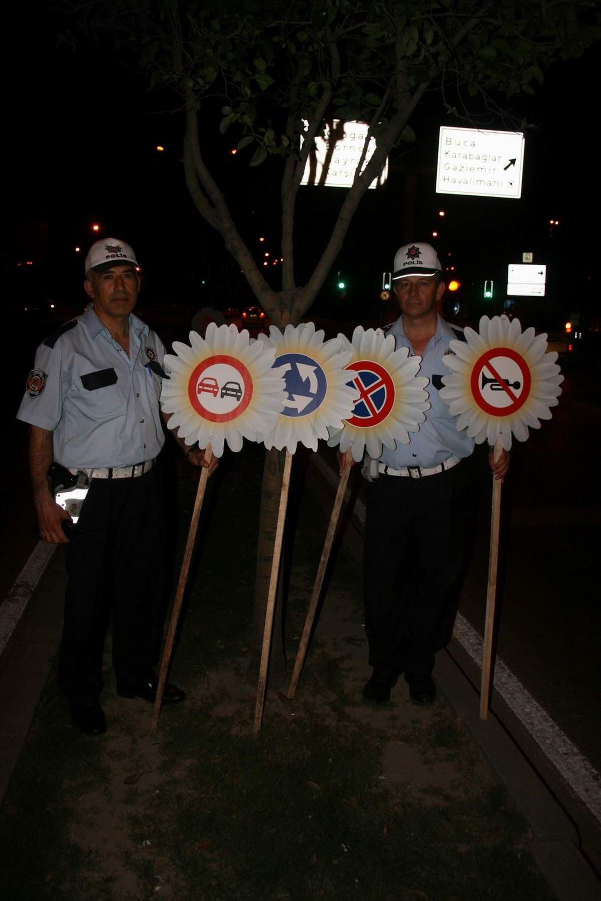 İzmir\'de Trafik Levhaları "Çiçek" Açtı