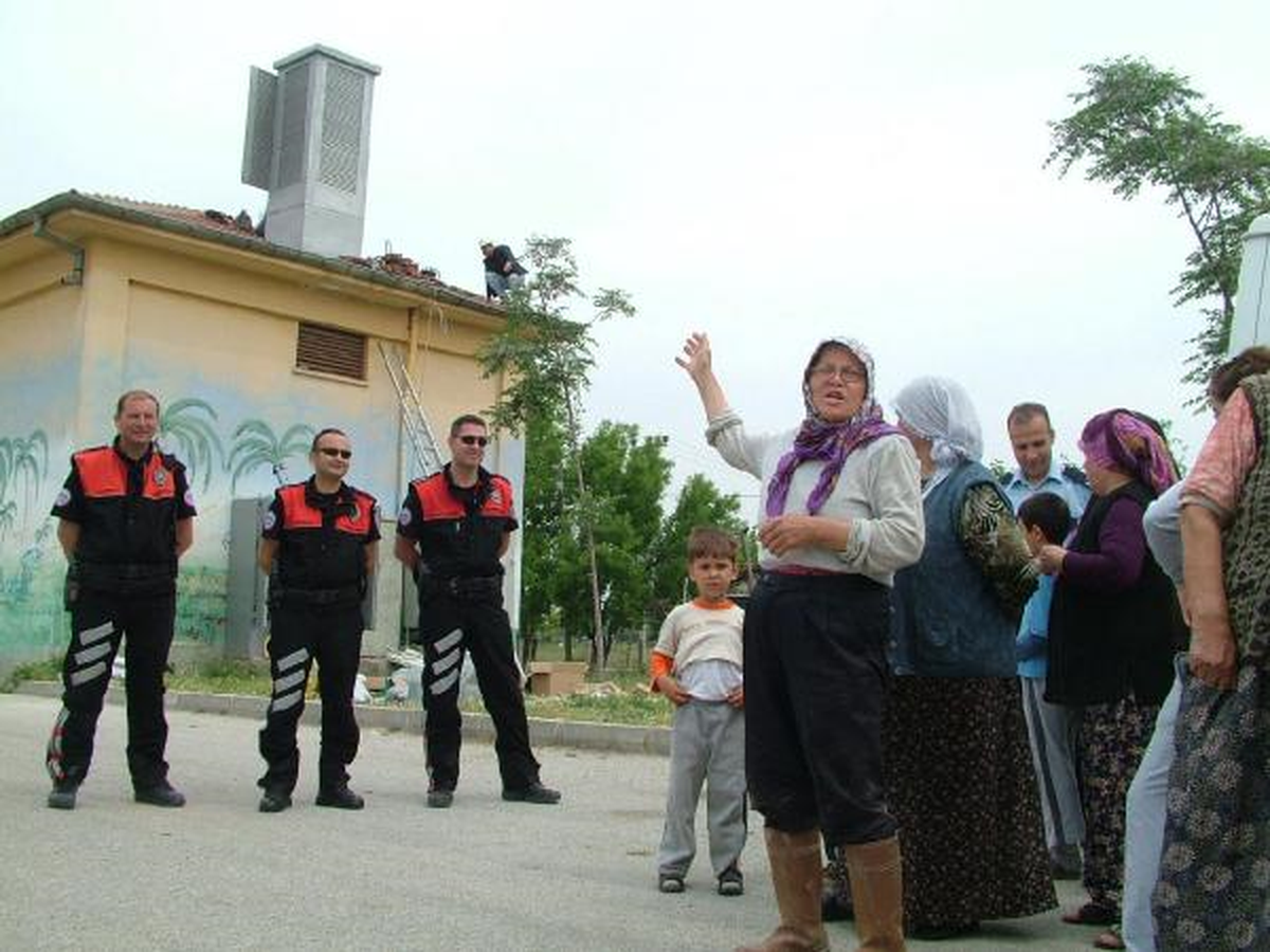 Mahalledeki Baz İstasyonuna Polis Korumasında Bakım