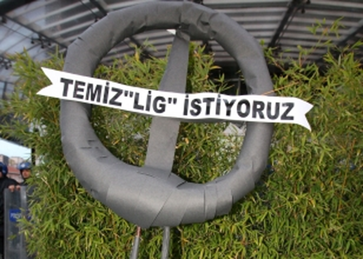 Malatya Galatasaray Taraftarlarından Tff\'ye Siyah Çelenk