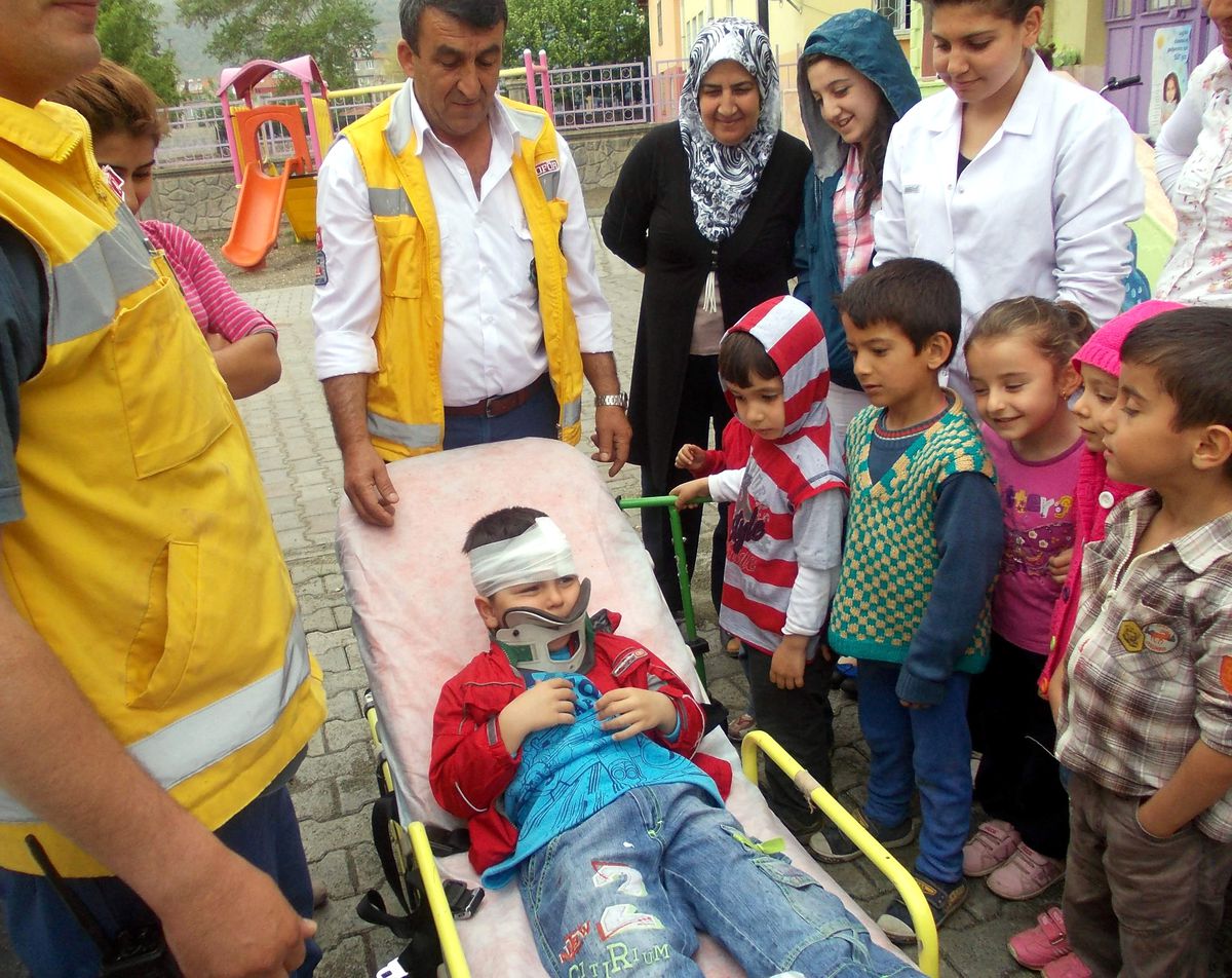 Minik Öğrencilere İlkyardım Eğitimi Verildi