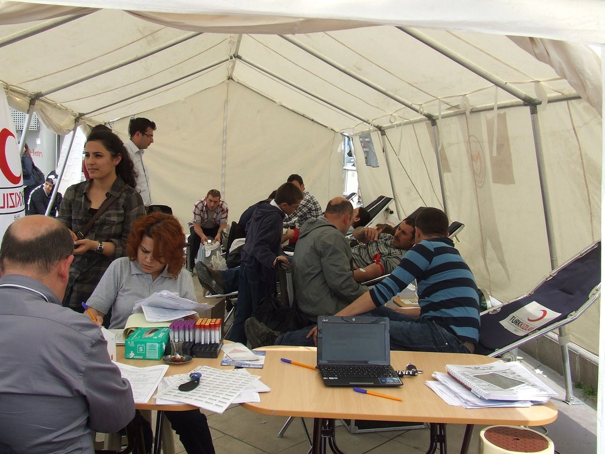 Öğrenciler Sakaryalıları Kan Bağışına Davet Ediyor