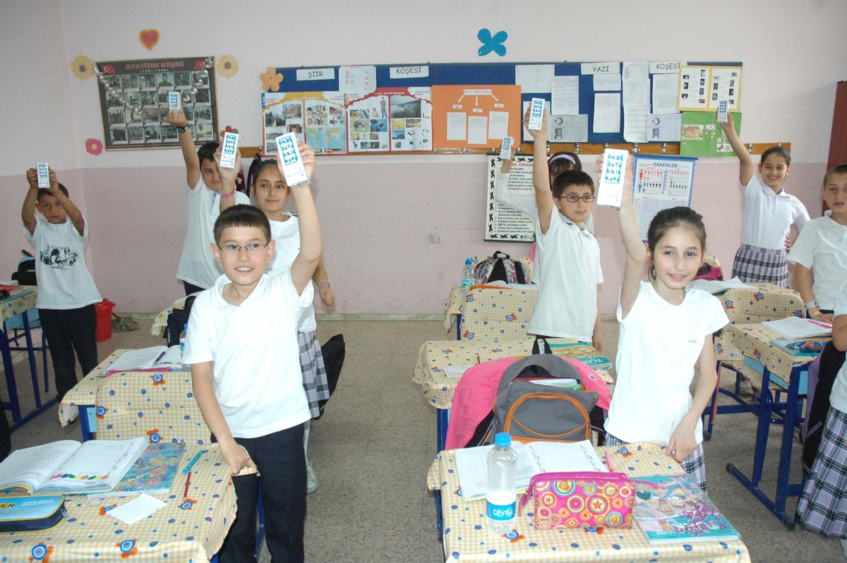 (Özel Haber) Denizli\'de Öğrencilere Süt Dağıtımı Sürüyor