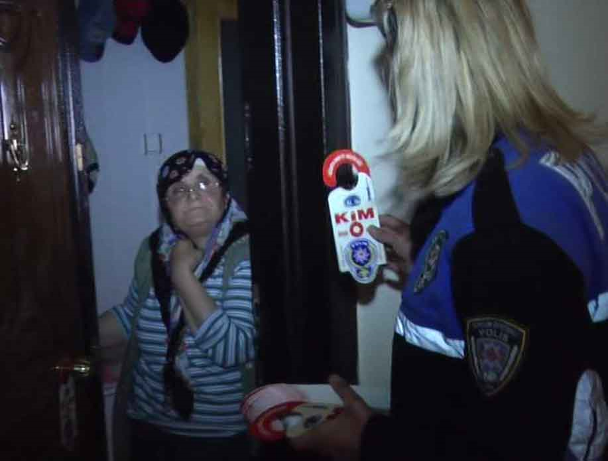 Polis Kapı Kapı Gezerek Vatandaşları Uyarıyor