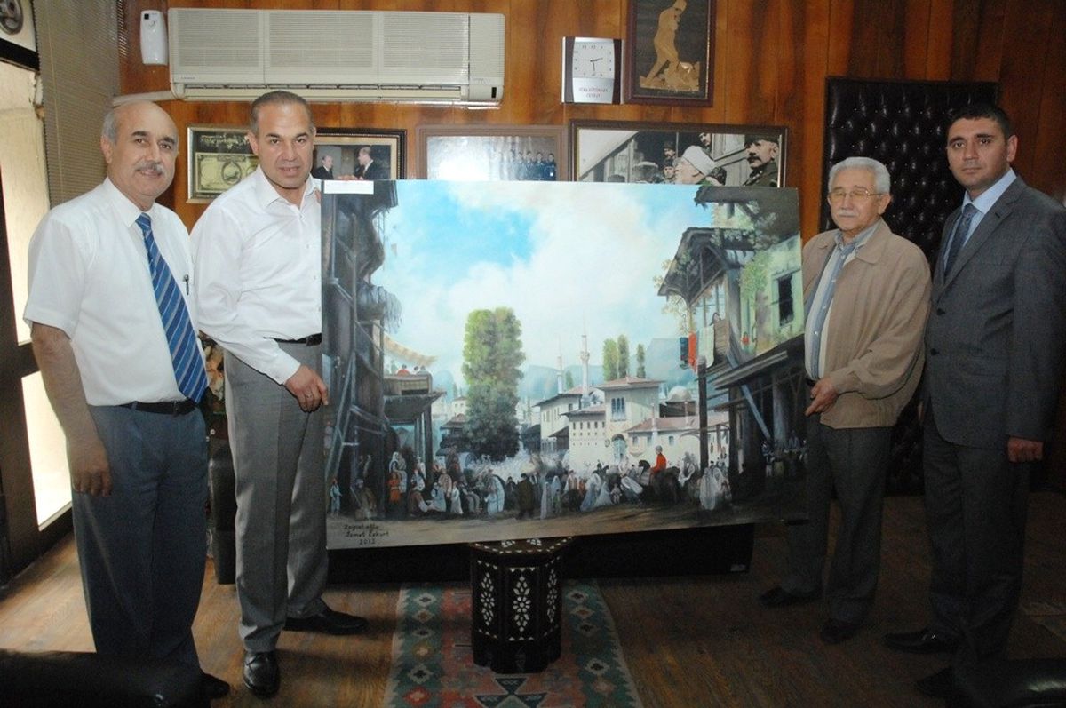 Ressam Özkurt, Başkan Sözlü'ye Bahçesaray Tablosu Hediye Etti