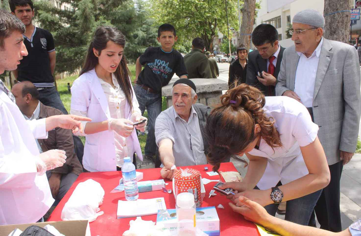Sağlık Lisesi Öğrencileri Tansiyon ve Kan Şekerini Ölçtü