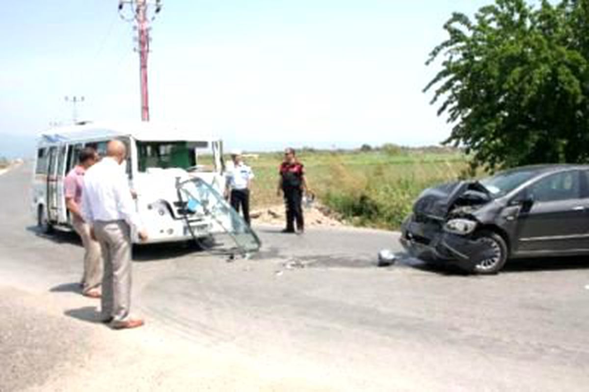 Servis Minibüsüyle Otomobil Çarpıştı: 12 Yaralı