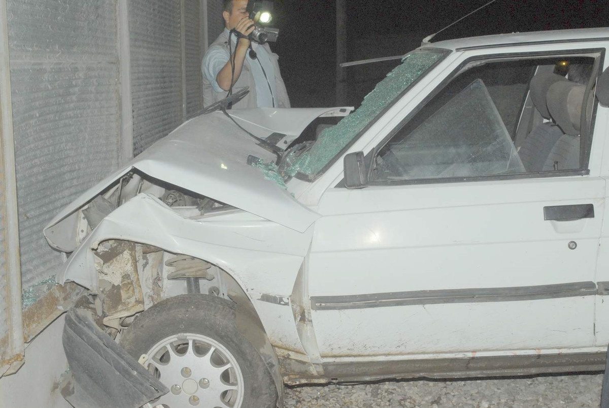 Siverek\'te Otomobil, Bir İş Yerine Çarptı: 2 Yaralı