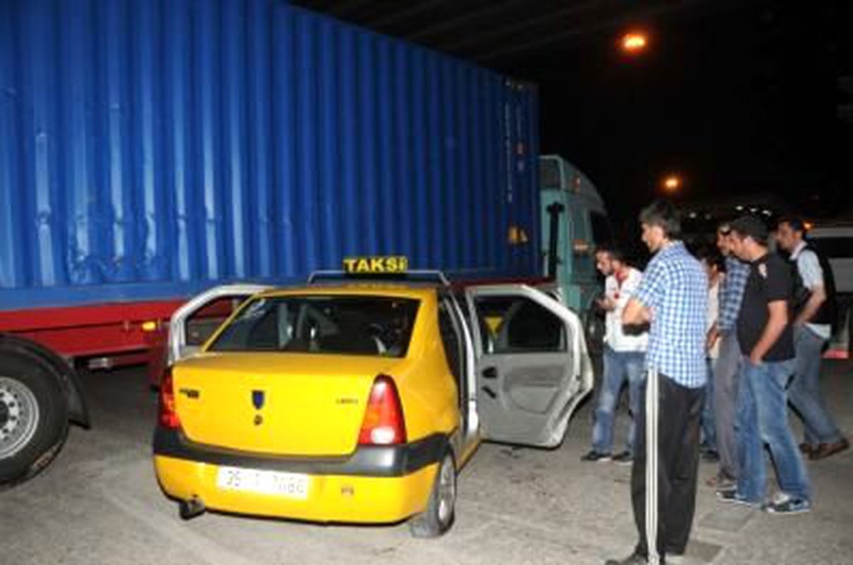 Taksi Tır'ın Altına Girdi: 5 Yaralı