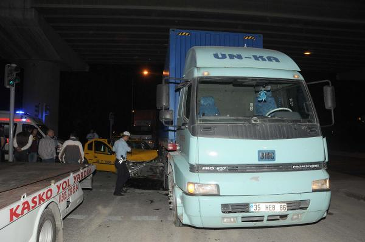 Tır'ın Altına Giren Takside 5 Kişi Yaralandı