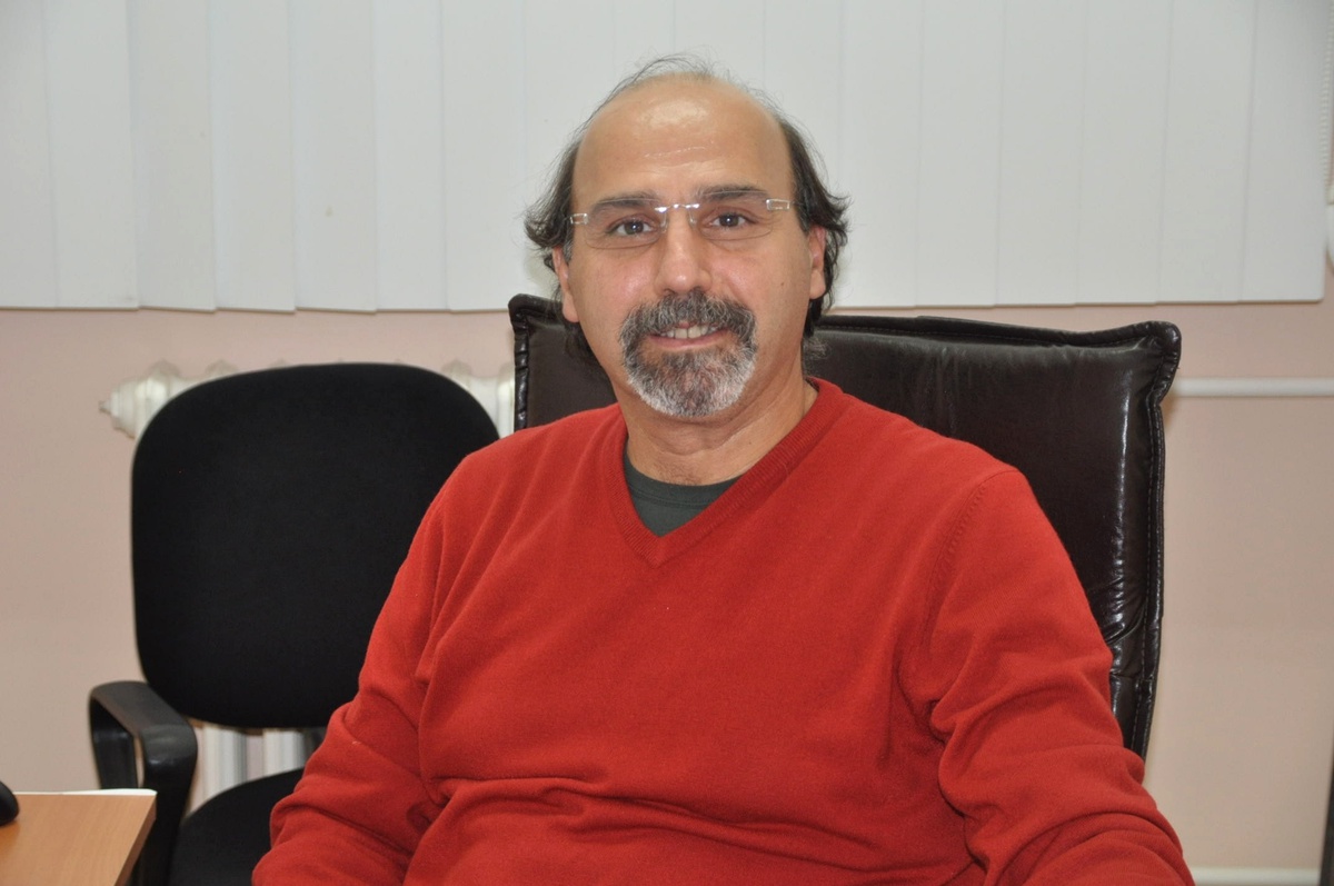 Tiyatroya Gönül Veren Akademisyen: Sacit Hadi Akdede
