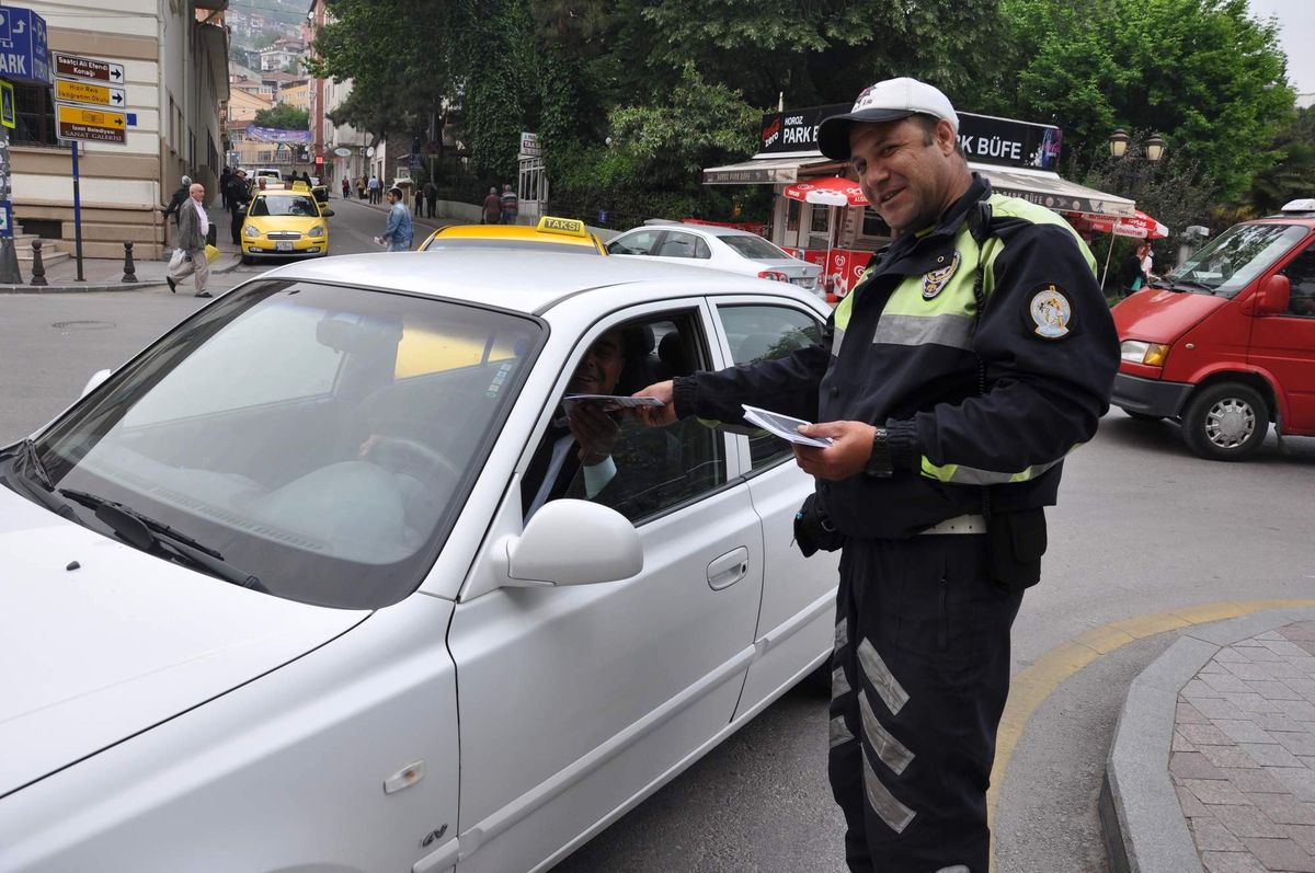 Trafik Polislerinden Sürücülere Broşür