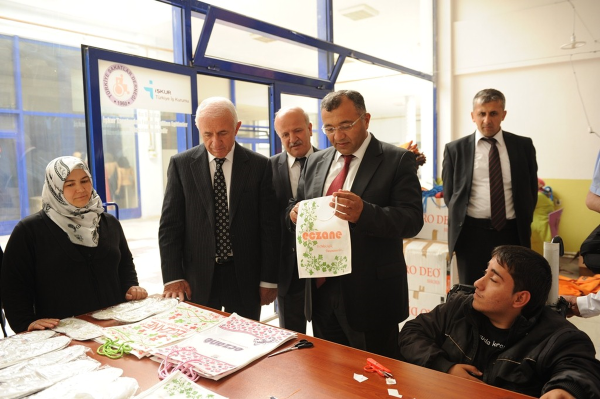 Vali, Terlik ve Çanta Atölyesini Gezdi
