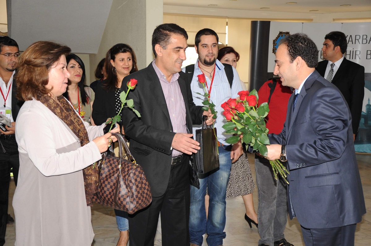 Yazar ve Tiyatrocular Baydemir'i Ziyaret Etti