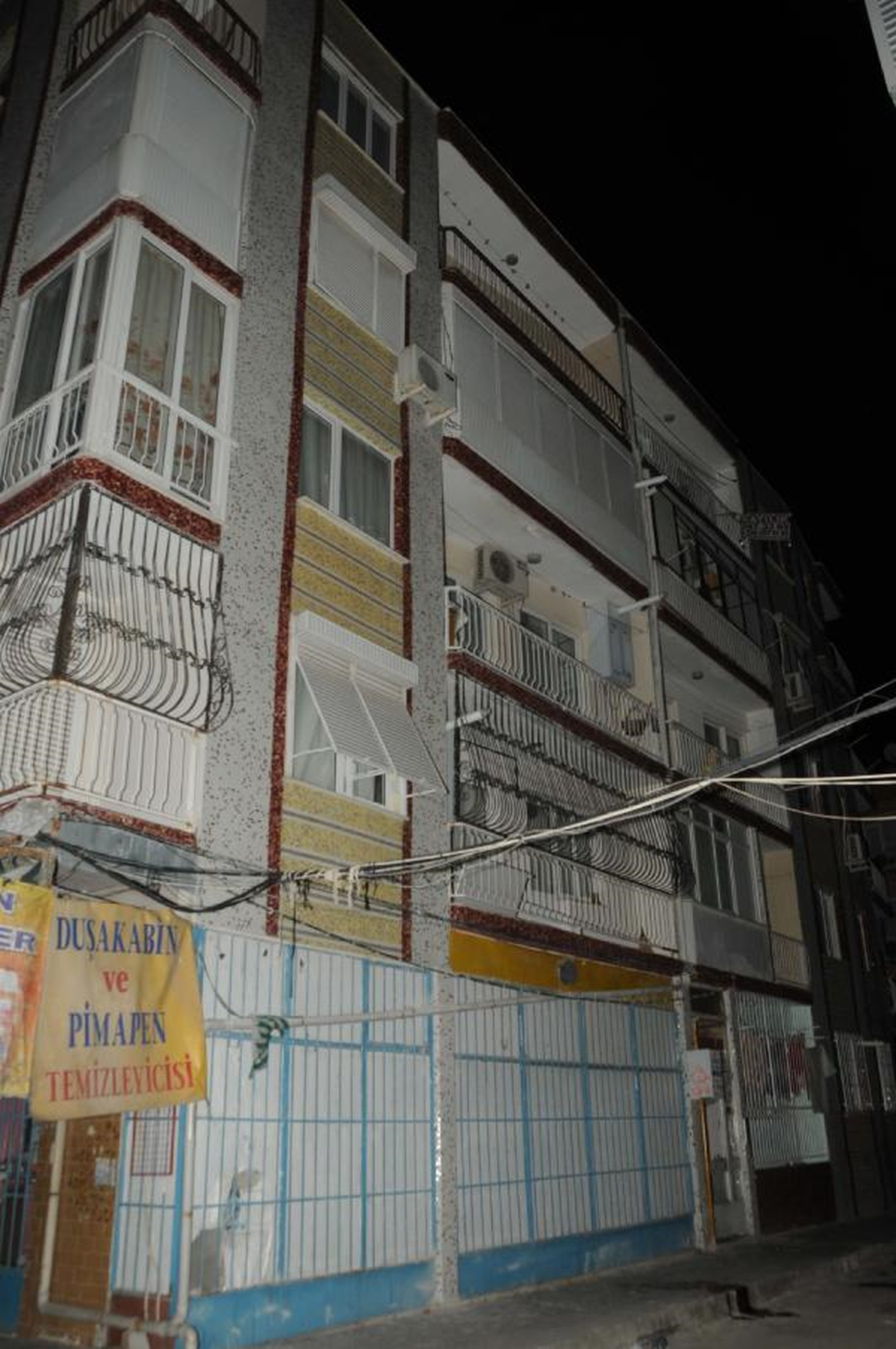 Balkondan Ölüme Atladı