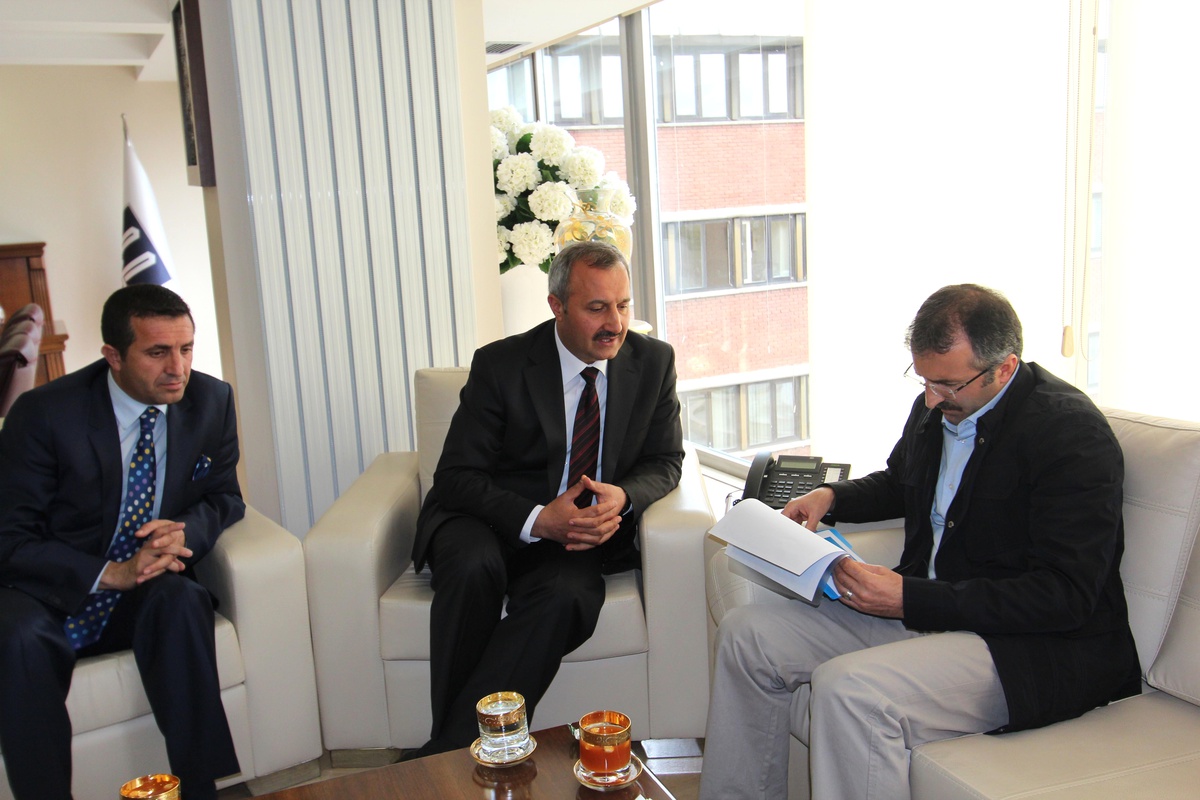 AK Parti Erzurum Milletvekili Dr. Cengiz Yavilioğlu, Büyükşehir Belediyesi\'ndeydi…