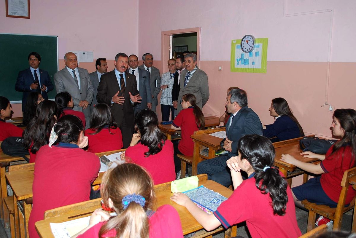 Ak Partili Özdağ'dan İsmet İnönü Kız Meslek Lisesi'ne Ziyaret