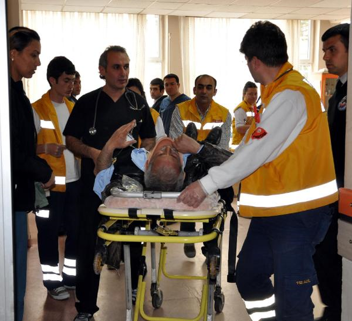 Akü Takviyesi Yaparken Kamyonların Arasında Sıkıştı