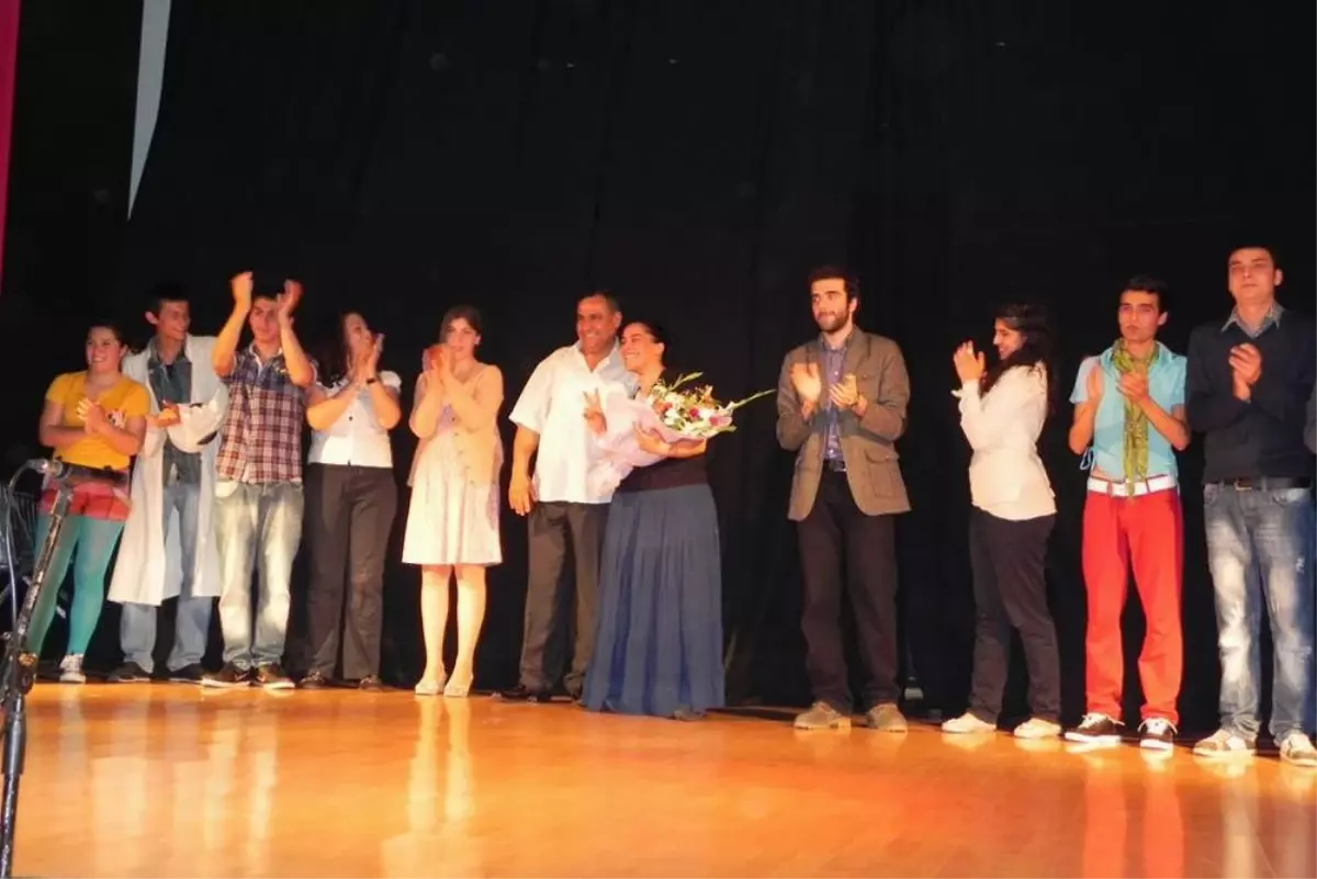 Altın Horoz Kırdı Geçirdi