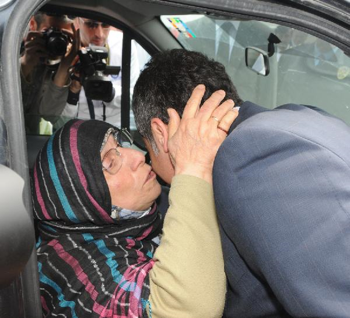 Annesinin Elini Öpüp Duasını Aldı