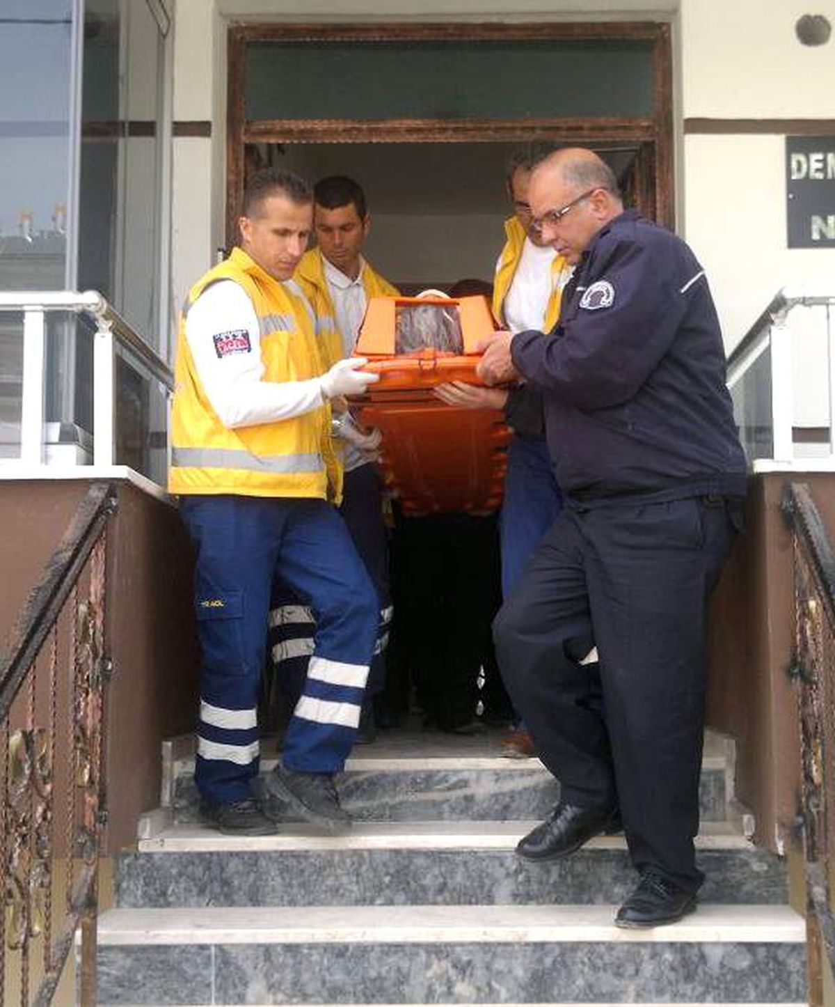 Banyoda Düşüp Yaralanan Yaşlı Kadını Polis Kurtardı