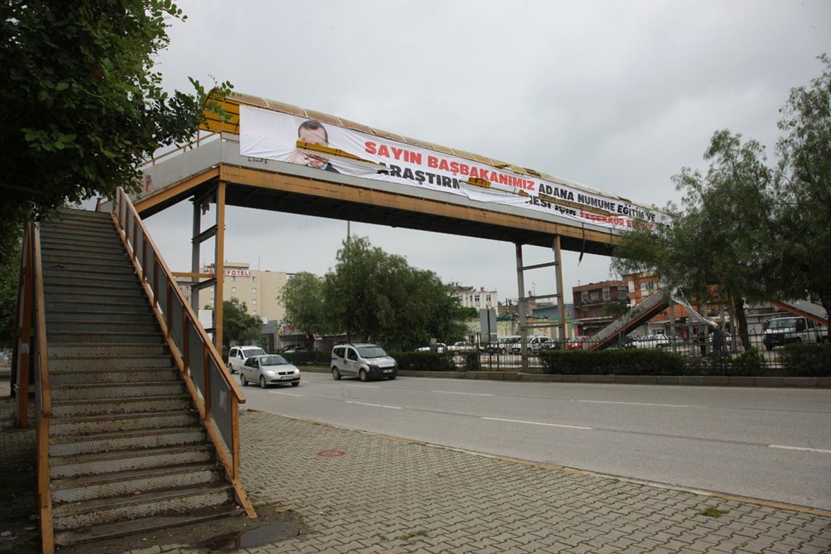 Büyükşehirin Afişlerine Saldırı