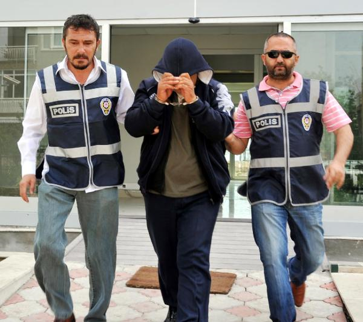 Çalıştığı İşyerinin Çelik Kasasını Çaldı