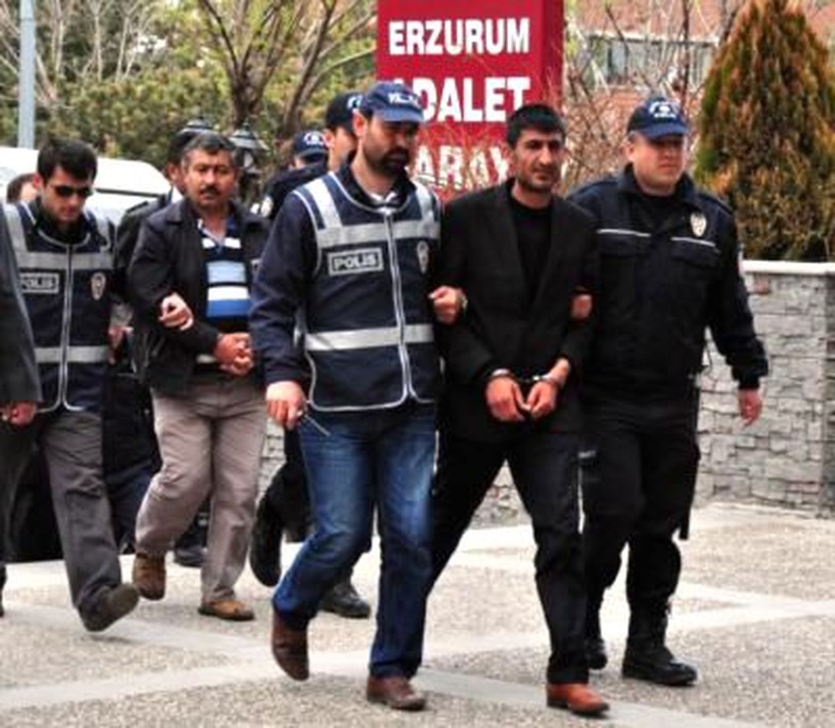 Erzurum Polisinden 5 İlde Kaçak Sigara Operasyonu: 14 Gözaltı