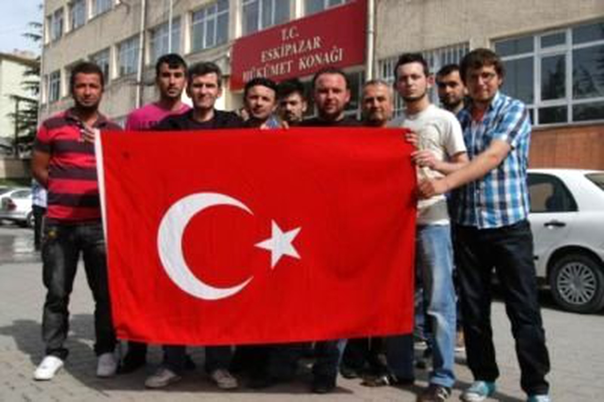 Fenerbahçe Bayrağı Yakanlar Cezaevine Gönderildi