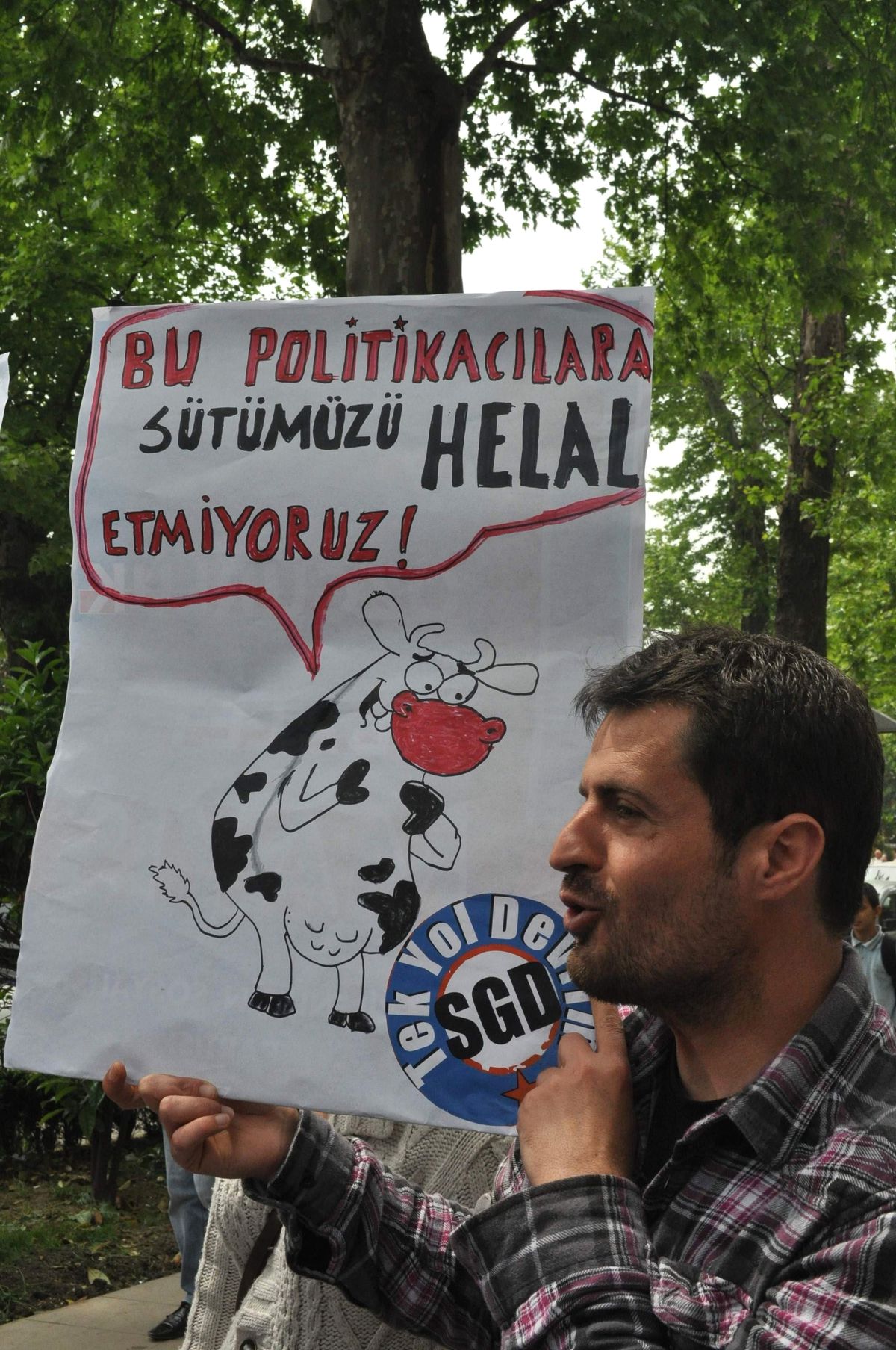 Gençlerden Süt Protestosu