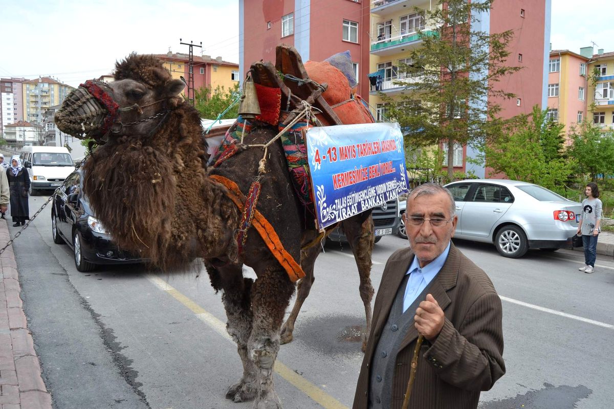 İlgi Çekmek İçin Kermese Deve Getirdiler