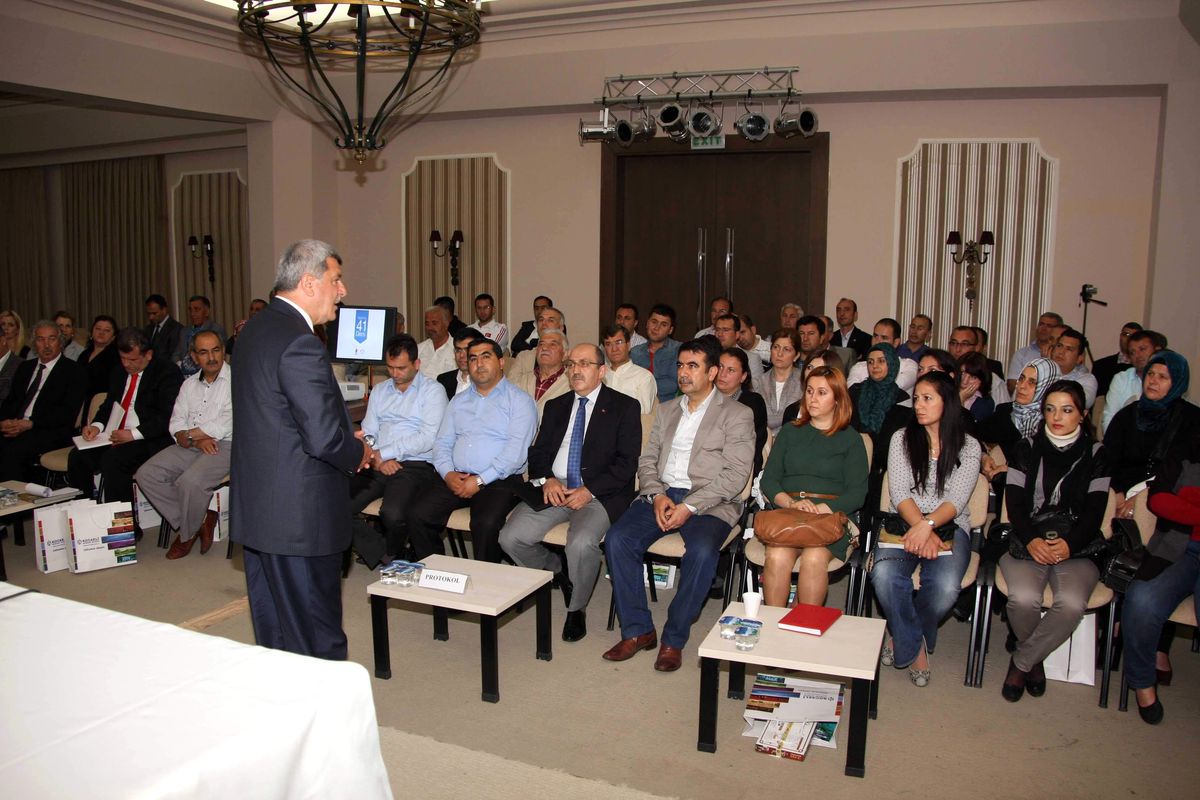 Karaosmanoğlu, Antalya Siyaset Akademisi\'ne Konuk Oldu