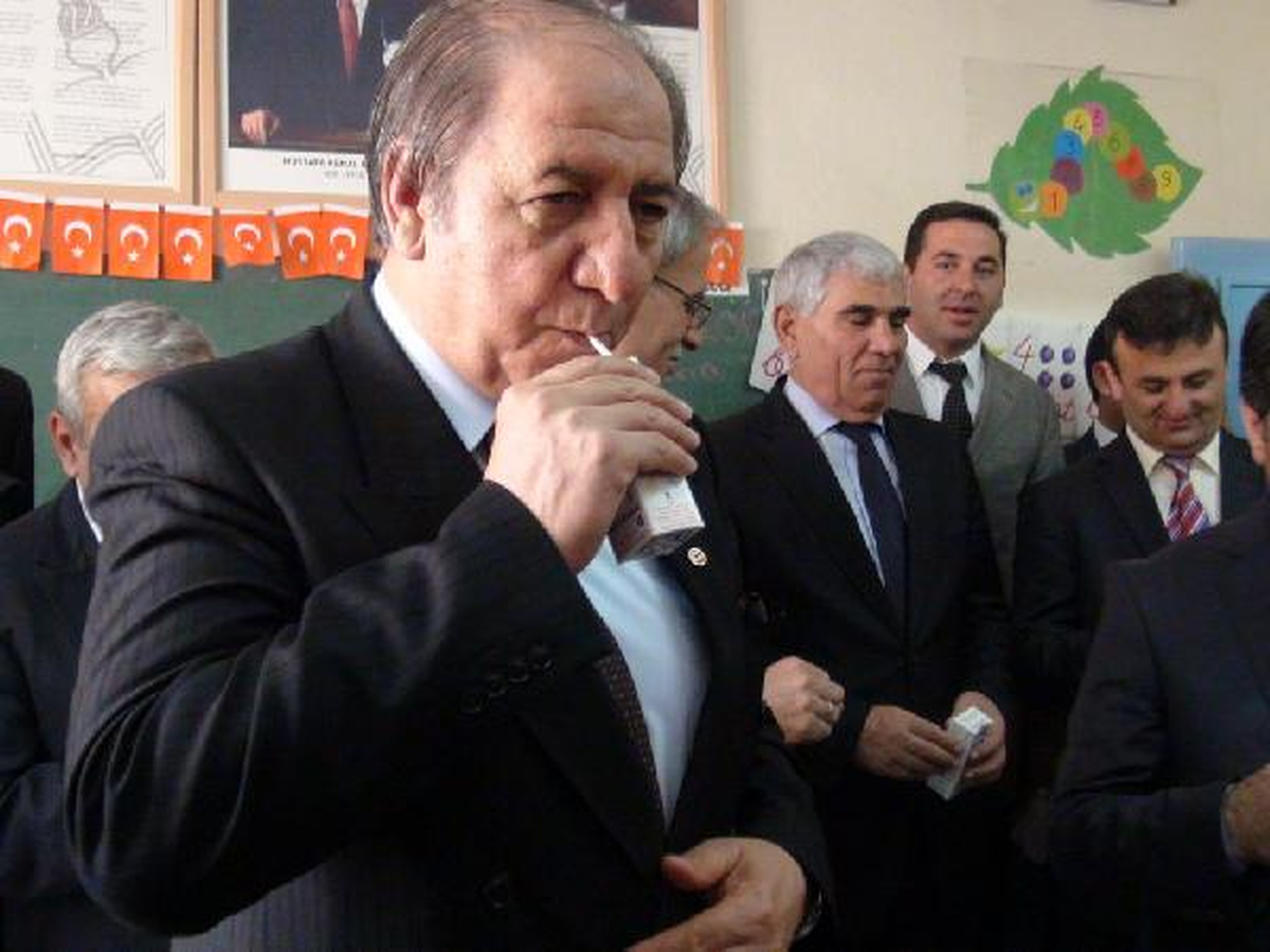 Dağıtılan Sütten Önce Vali İçti