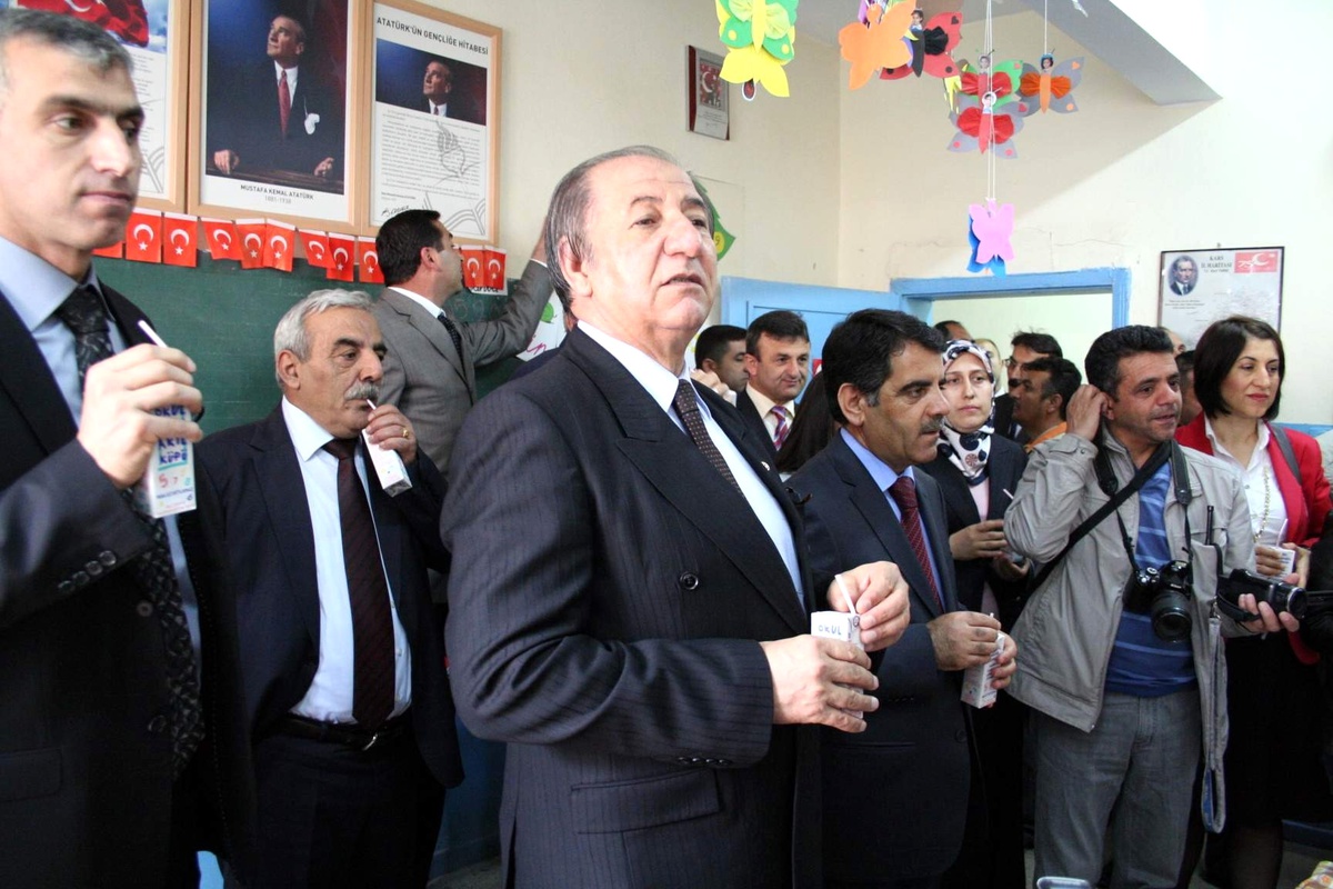 Kars'ta İlköğretim Okulu Öğrencilerine Süt Dağıtıldı