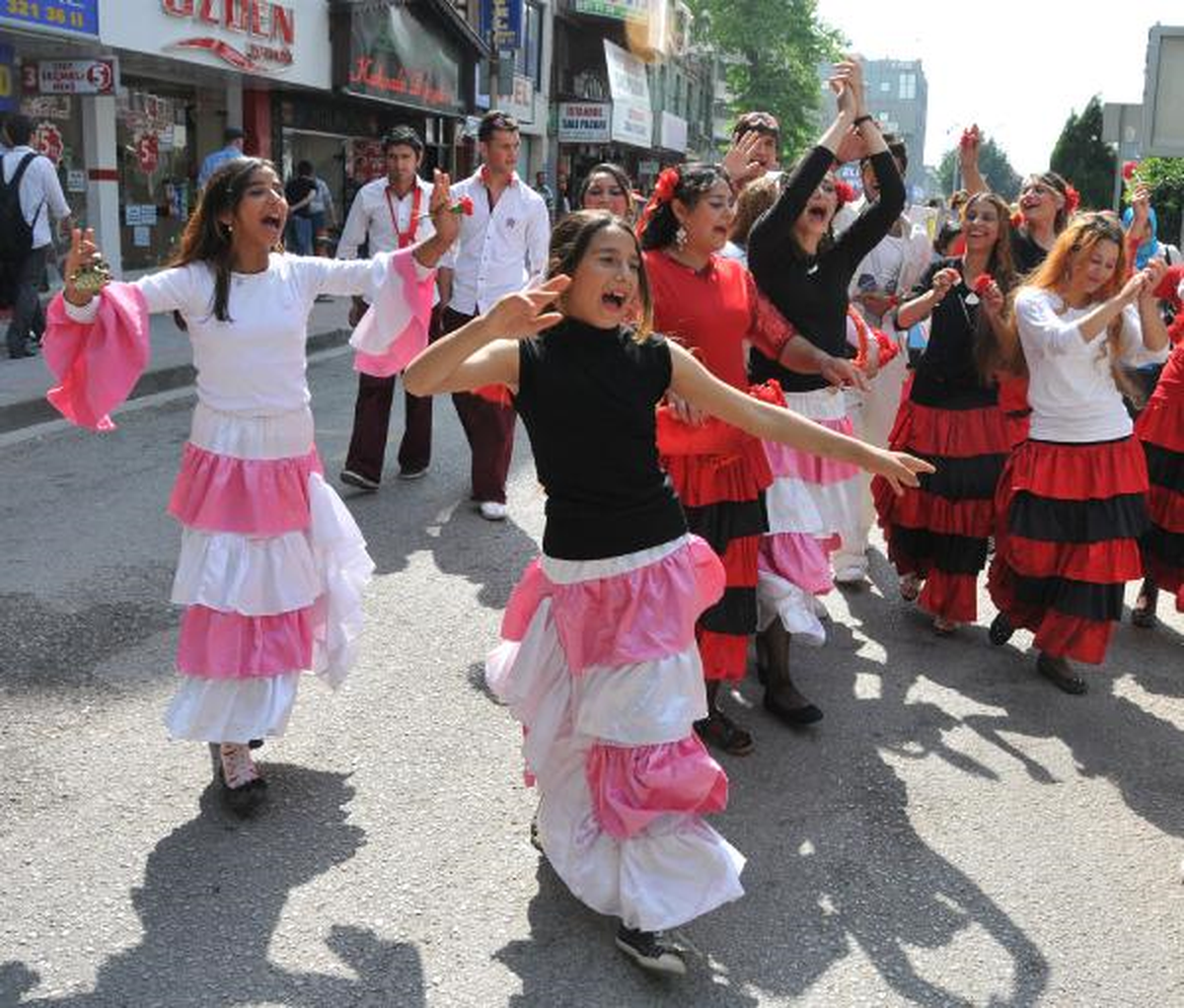 Kocaeli 2. Roman Festivali Sevgi Yürüyüşü ile Start Aldı