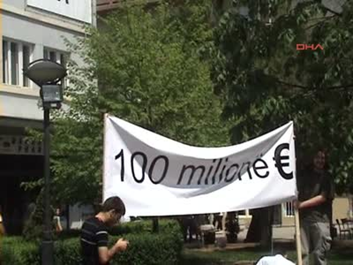 Kosova Başbakanı Haşim Taçi Protesto Edildi