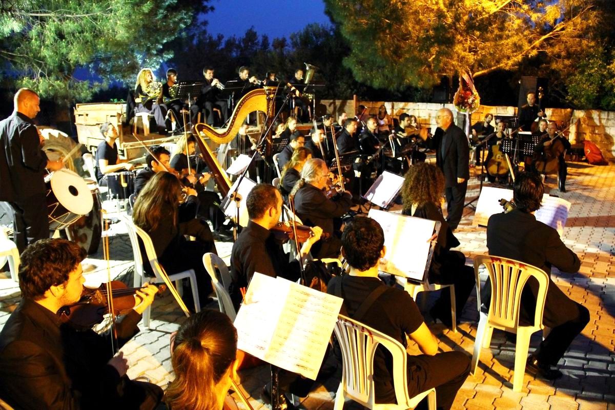 Köyde, Traktör Kasasında Filarmoni Orkestrası Konseri