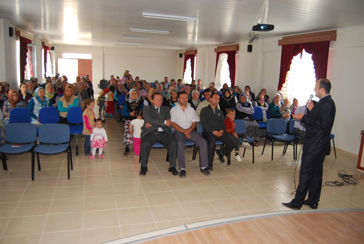 Kula\'da Velilere \'Aile İçi İletişim\' Semineri