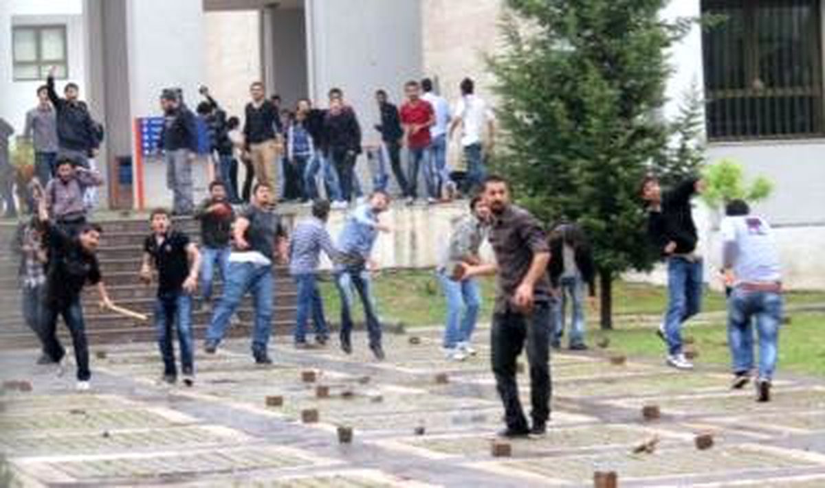 Mersin'de Üniversite Öğrencileri Birbirine Girdi )