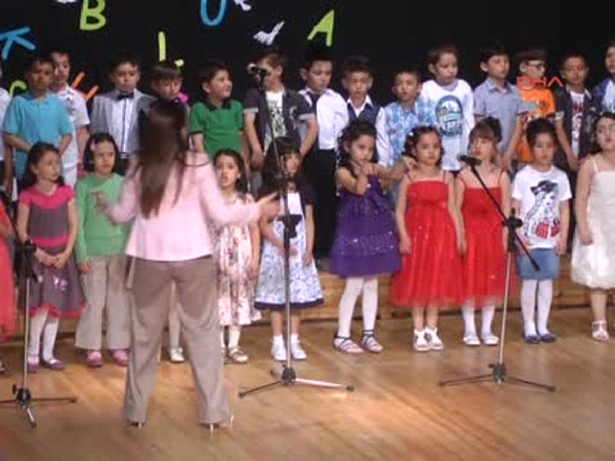 Miniklerin Gösterileri İzleyenleri Büyüledi