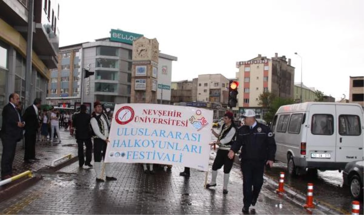 Nevşehir\'de Uluslararası Halkoyunları Festivali Başladı