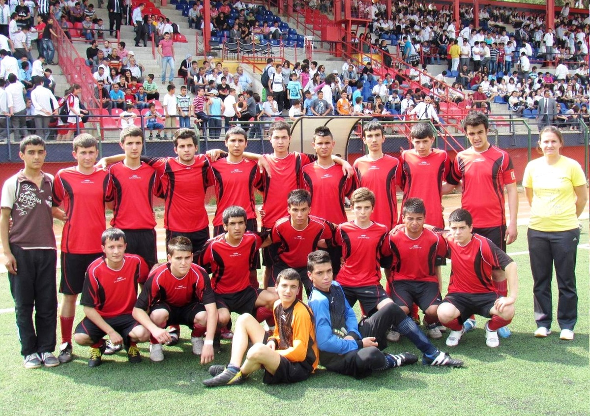 Ödemiş\'te Yapılan Liseler Arası Futbol Turnuvasının Galibi Erkeklerde Muzaffer Kula; Kızlarda...