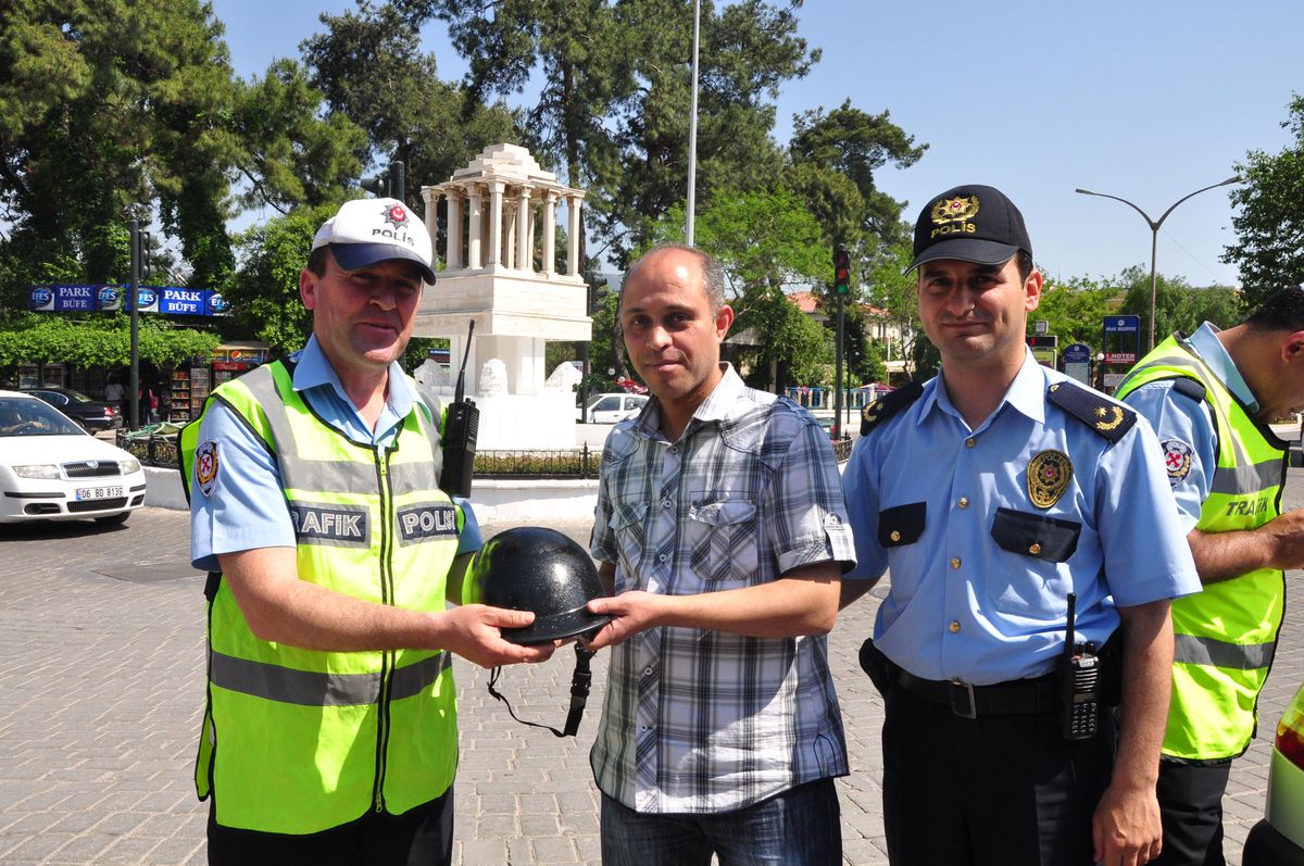 Polisten Motosiklet Sürücülerine Hediye Kask