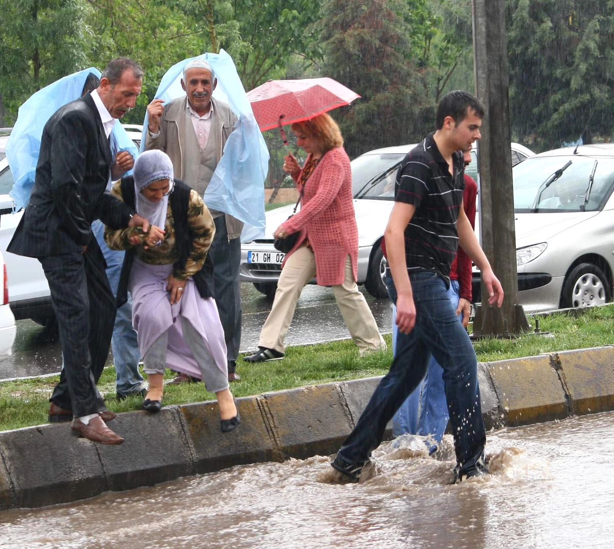 Sağanak Yağış Diyarbakır\'da Hayatı Durdurdu