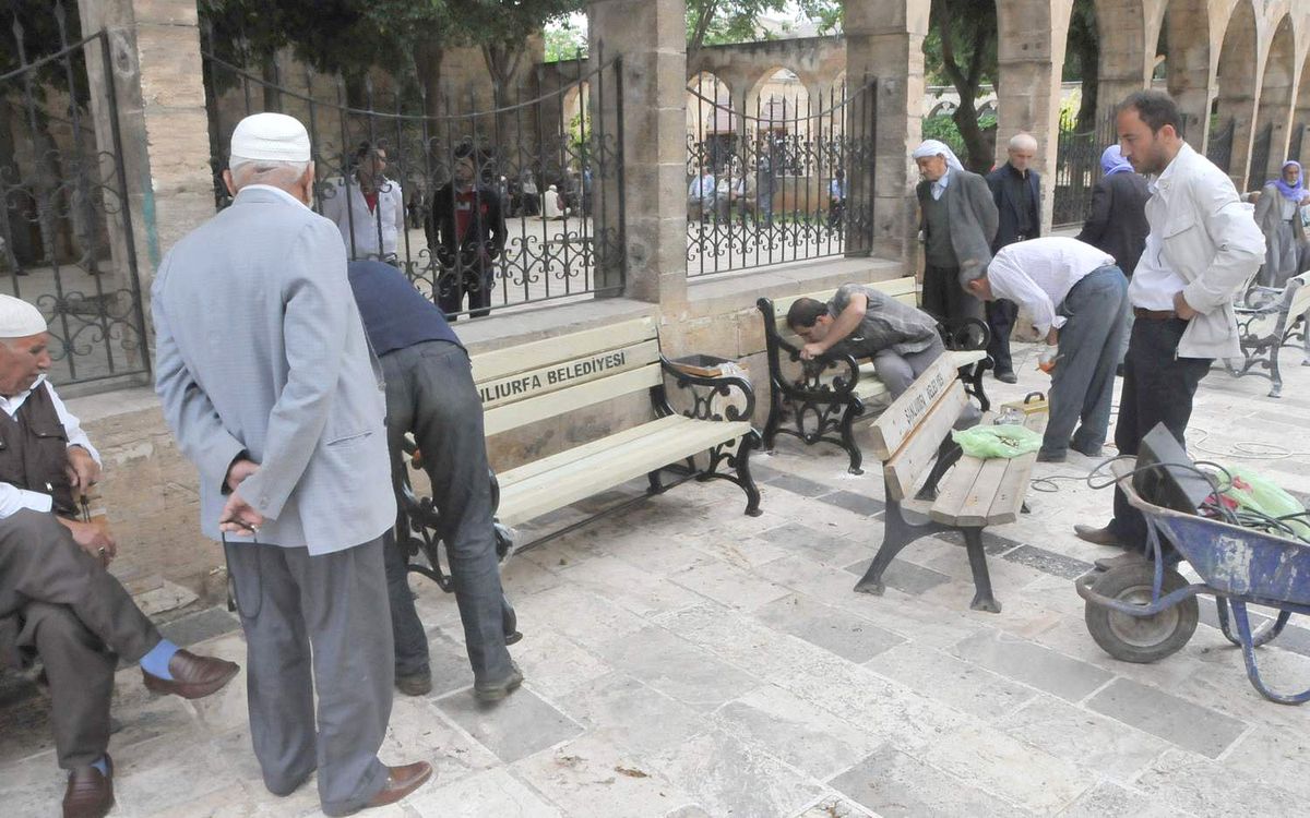 Şanlıurfa Belediyesi\'nden Balıklıgöl\'e Yeni Banklar