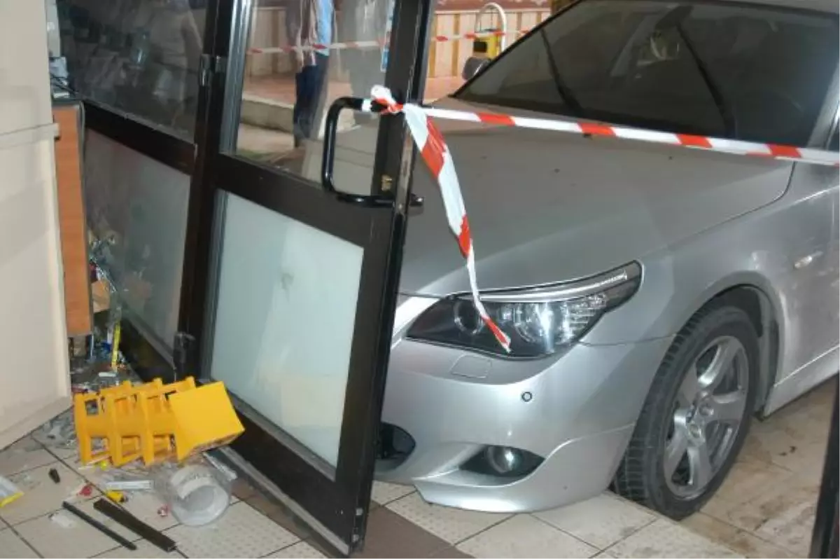 Otomobil, Hastane Kantinine Girdi