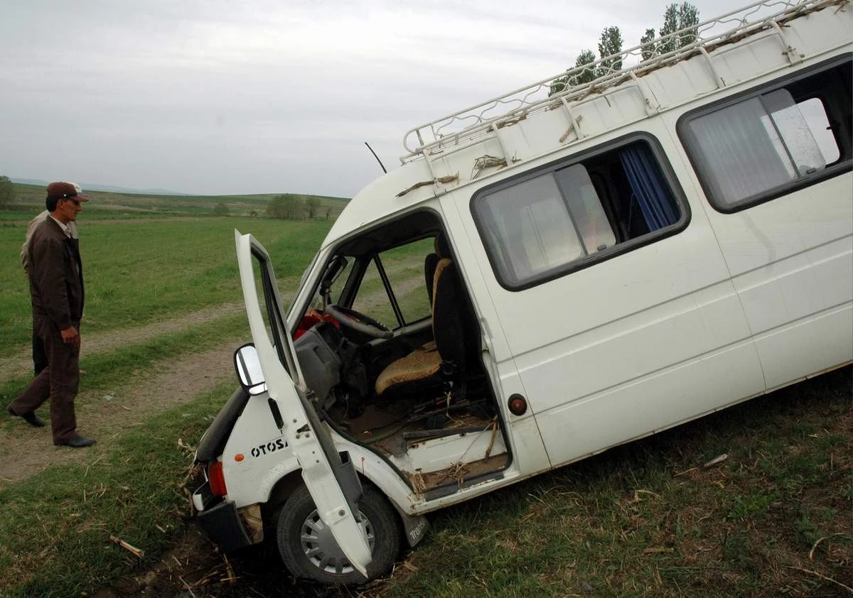 Tarım İşçilerin Bulunduğu Minibüs Şarampole Çakıldı: 7 Yaralı