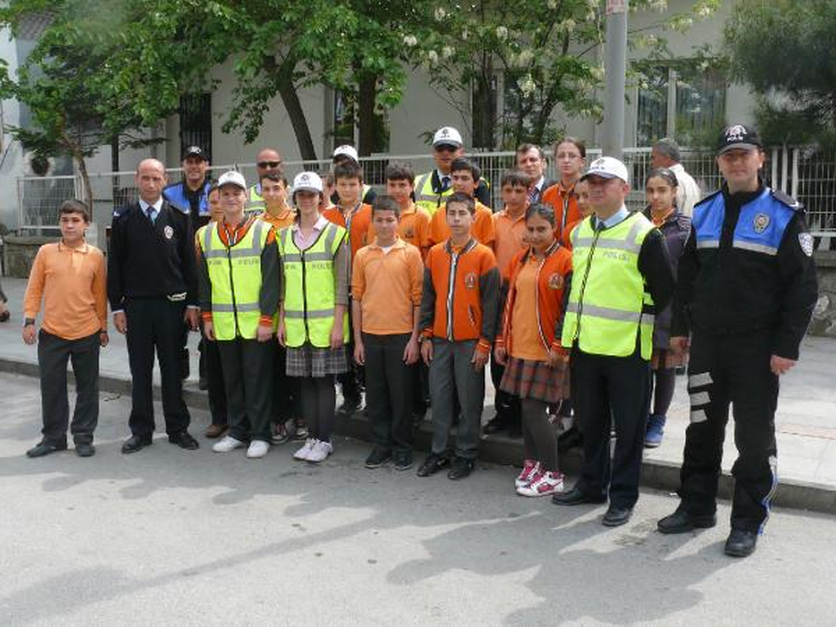 Trafik Polisi Olan Öğrencilerden Sürücülere Şeker İkramı