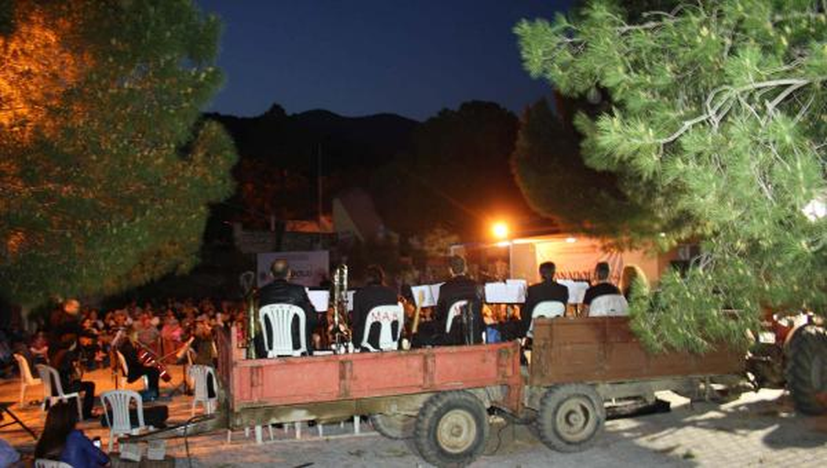 Traktör Römorklarından Oluşan Sahnede Konser